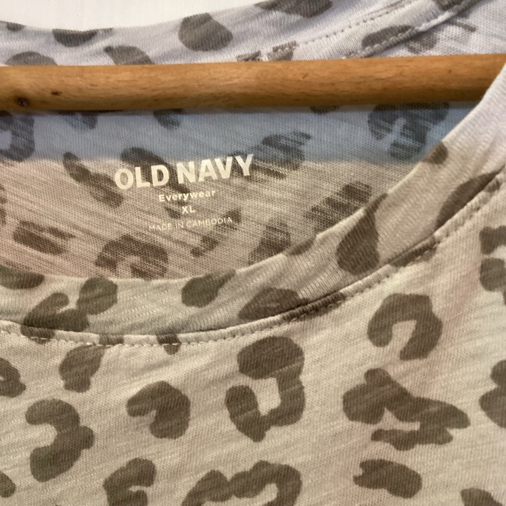 Old Navy Gray Leopard Print Short Sleeve Tee - Picture 3 of 6